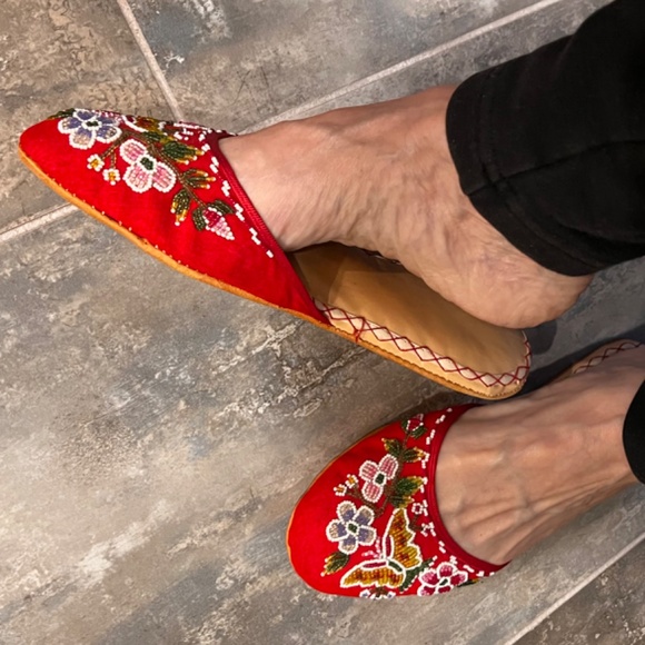 Hand beaded Slippers made in Hong Kong - Picture 7 of 8